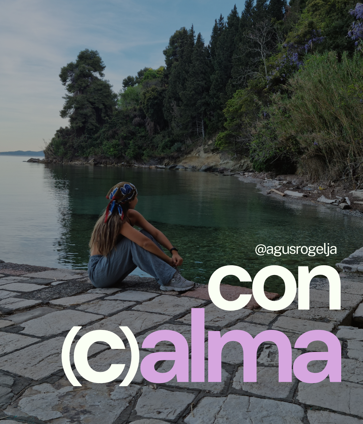 Portada de Con (c)alma: Agus sentada frente a una cala de agua turquesa